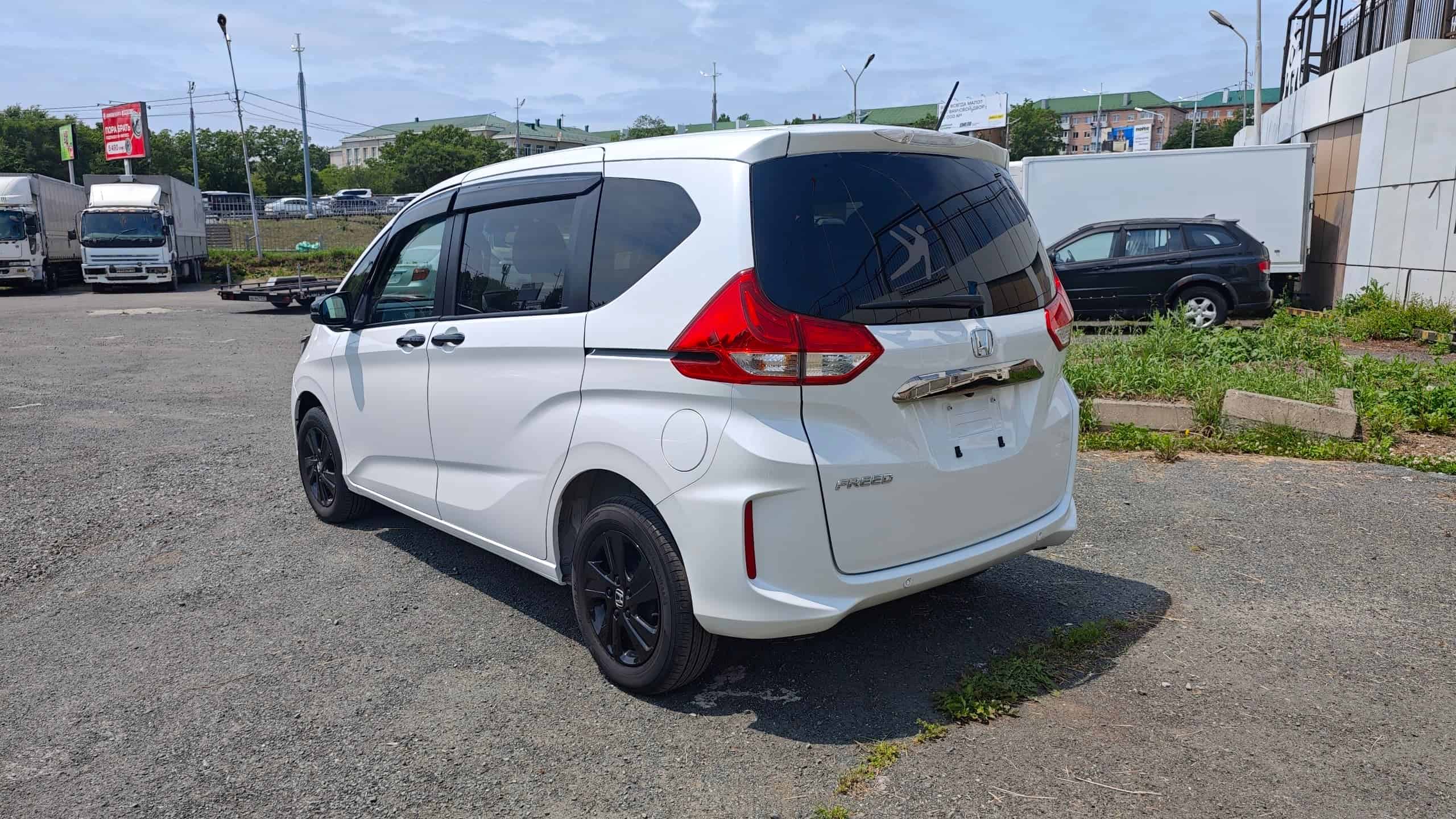 Honda Freed — сзади